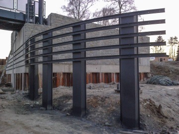 Ochranné ocelové konstrukce přístavních zdí.