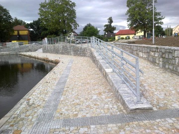 Ochranné ocelové konstrukce přístavních zdí, zábradlí včetně příslušenství po obvodu přístavního bazénu a ostatní zámečnické prvky včetně úvazníků, tzv. pacholat.