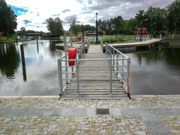 Ochranné ocelové konstrukce přístavních zdí, zábradlí včetně příslušenství po obvodu přístavního bazénu a ostatní zámečnické prvky včetně úvazníků, tzv. pacholat.