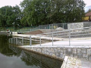 Ochranné ocelové konstrukce přístavních zdí, zábradlí včetně příslušenství po obvodu přístavního bazénu a ostatní zámečnické prvky včetně úvazníků, tzv. pacholat.