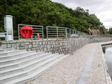 Ochranné ocelové konstrukce přístavních zdí, zábradlí včetně příslušenství po obvodu přístavního bazénu a ostatní zámečnické prvky včetně úvazníků, tzv. pacholat.