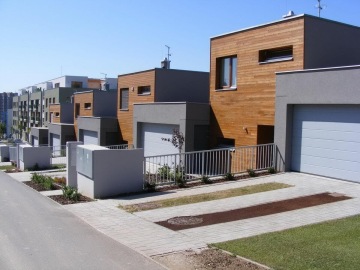 Ocelové konstrukce a zámečnické prvky bytových domů.