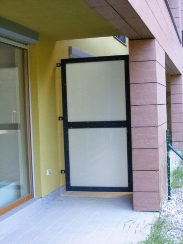 Modern terasa Vokovice se skleněnou balkonovou zástěnou a dlaždicovou podlahou.