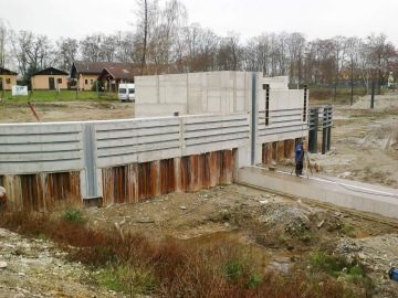 Ochranné ocelové konstrukce přístavních zdí.