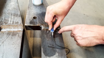 Nastavení ultrazvukového senzoru na kovové konstrukci.