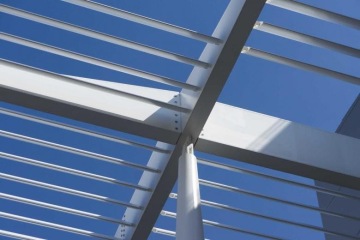 Kovová konstrukce pergoly Laserové centrum ELI proti modré obloze.