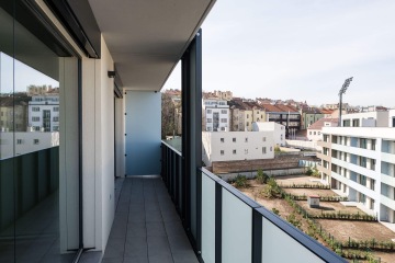 Moderní balkon s celoskleněnou dělicí stěnou s lehkým a designovým provedením.