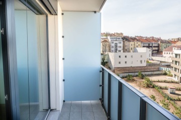 Moderní balkon s celoskleněnou dělící stěnou s lehkým a designovým provedením.