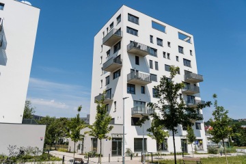 Kovové zábradlí balkonů v elegantním antracitovém odstínu.