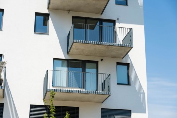 Kovové zábradlí balkonů v elegantním antracitovém odstínu.