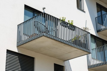 Kovové zábradlí balkonů v elegantním antracitovém odstínu.
