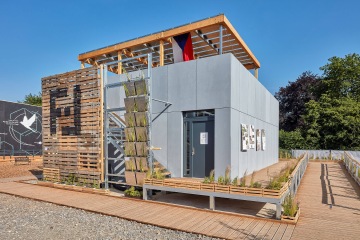 Návrh modulární jednotky pro nástavbu studentských kolejí od Fakulty stavební ČVUT – dodání moderního zábradlí s nerezovou sítí, rámové konstrukce terasy a přístupových rámů.