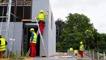 Návrh modulární jednotky pro nástavbu studentských kolejí od Fakulty stavební ČVUT – dodání moderního zábradlí s nerezovou sítí, rámové konstrukce terasy a přístupových rámů.