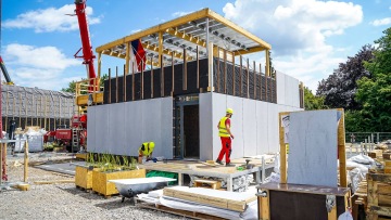 Návrh modulární jednotky pro nástavbu studentských kolejí od Fakulty stavební ČVUT – dodání moderního zábradlí s nerezovou sítí, rámové konstrukce terasy a přístupových rámů.