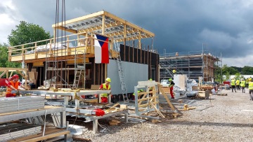 Návrh modulární jednotky pro nástavbu studentských kolejí od Fakulty stavební ČVUT – dodání moderního zábradlí s nerezovou sítí, rámové konstrukce terasy a přístupových rámů.