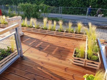 Návrh modulární jednotky pro nástavbu studentských kolejí od Fakulty stavební ČVUT – dodání moderního zábradlí s nerezovou sítí, rámové konstrukce terasy a přístupových rámů.