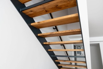 Moderní dřevěné schodiště s kovovou konstrukcí v interiéru Rezidence Erbenova.