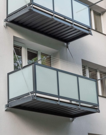 Moderní prosklený balkon s kovovým zábradlím na fasádě domu BD Palackého Třinec.