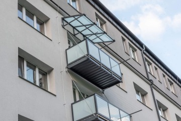 Balkony s proskleným zábradlím na moderní fasádě budovy BD Palackého Třinec.