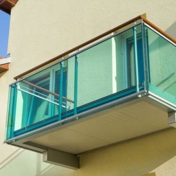 Balkon uchycený v úrovni podlahy.