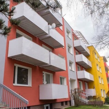 Balkony kotvené v úrovni madla.