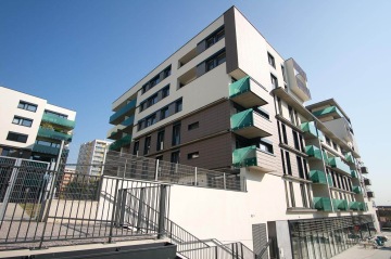 Moderní bytové domy BD Smart s balkonem a modrou oblohou.