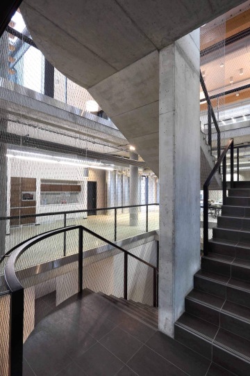 Spirálové schodiště s výplní z nerezové sítě v sídle společnosti Cortex spol. s r.o.