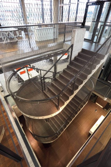 Spirálové schodiště s výplní z nerezové sítě v sídle společnosti Cortex spol. s r.o.