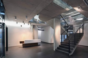 Spirálové schodiště s výplní z nerezové sítě v sídle společnosti Cortex spol. s r.o.