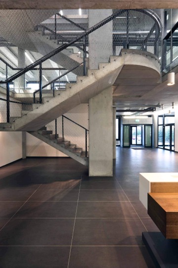 Spirálové schodiště s výplní z nerezové sítě v sídle společnosti Cortex spol. s r.o.