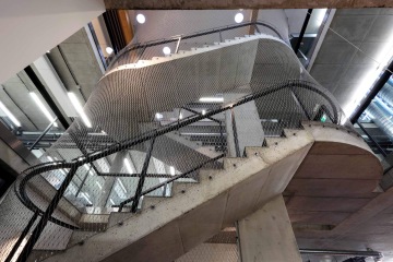 Spirálové schodiště s výplní z nerezové sítě v sídle společnosti Cortex spol. s r.o.