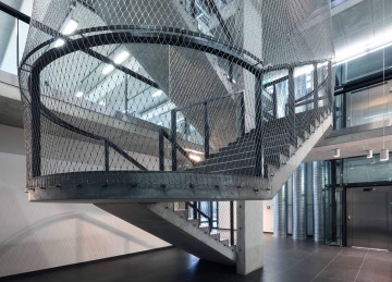Spirálové schodiště s výplní z nerezové sítě v sídle společnosti Cortex spol. s r.o.