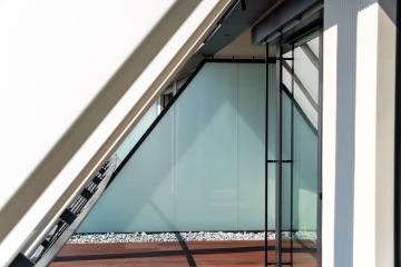 Atypická rámová dělicí stěna.