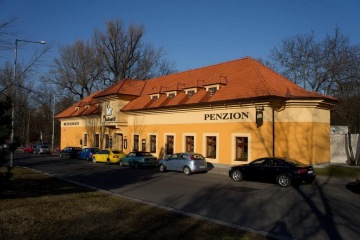 Při stavbě moderní restaurace U Labutě poblíž krčského rybníku Labuť byly použité ocelové konstrukce střechy.