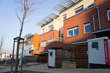 Moderní řadové domy s cihlovými a světlými fasádami na ulici Na Hvězdárně 525, Praha.