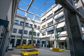 Revitalizace bývalé kotelny v areálu Waltrovka v pražských Radlicích na moderní administrativní centrum. Dodáno více než více než 90 tun nových ocelových konstrukcí a více než 2000 m2 trapézových plechů pro stropní konstrukce.