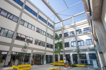 Revitalizace bývalé kotelny v areálu Waltrovka v pražských Radlicích na moderní administrativní centrum. Dodáno více než více než 90 tun nových ocelových konstrukcí a více než 2000 m2 trapézových plechů pro stropní konstrukce.