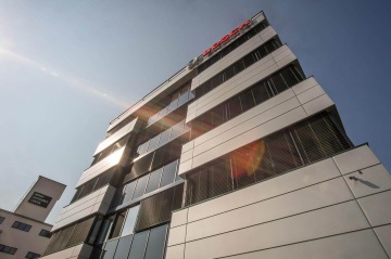 Revitalizace bývalé kotelny v areálu Waltrovka v pražských Radlicích na moderní administrativní centrum. Dodáno více než více než 90 tun nových ocelových konstrukcí a více než 2000 m2 trapézových plechů pro stropní konstrukce.