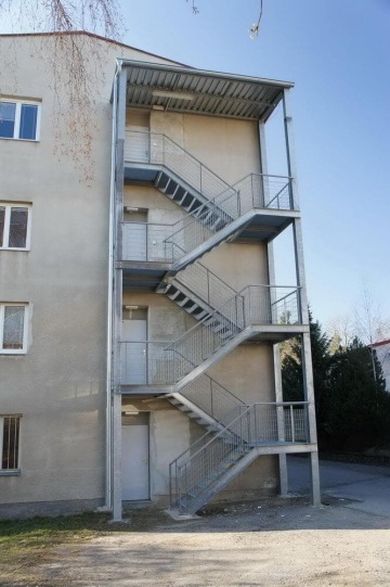 Venkovní ocelové únikové schodiště pro táborskou Střední průmyslovou školu.