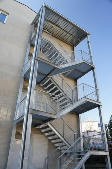 Venkovní ocelové únikové schodiště pro táborskou Střední průmyslovou školu.