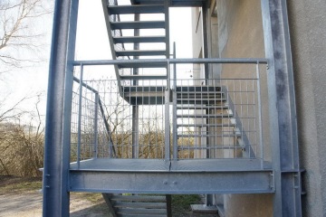 Detail venkovního ocelového únikového schodiště pro táborskou Střední průmyslovou školu.