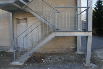 Detail venkovního ocelového únikového schodiště pro táborskou Střední průmyslovou školu.