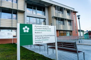 Budova fakulty Přírodovědecké fakulty Jihočeské univerzity v Českých Budějovicích s informační tabulí.