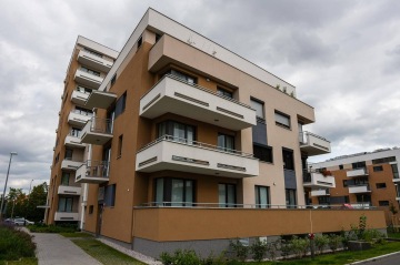 Moderní bytový dům BD Nad Modřanskou s balkóny, zatažená obloha.