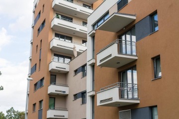 Moderní bytový dům BD Nad Modřanskou s balkony a okny.