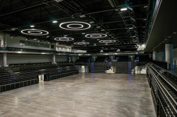Prázdný moderní koncertní sál O2 Universum Praha s kruhovými stropními světly.