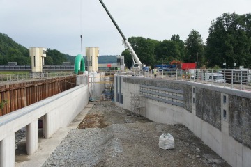 Výroba a montáž ochranných konstrukcí v plavební komoře na řece Vltavě v Hluboké nad Vltavou – 30 tun ocelových konstrukcí opatřených kvalitním vícevrstvým nátěrem.