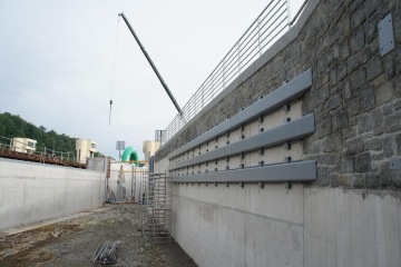 Výroba a montáž ochranných konstrukcí v plavební komoře na řece Vltavě v Hluboké nad Vltavou – 30 tun ocelových konstrukcí opatřených kvalitním vícevrstvým nátěrem.