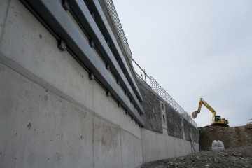 Výroba a montáž ochranných konstrukcí v plavební komoře na řece Vltavě v Hluboké nad Vltavou – 30 tun ocelových konstrukcí opatřených kvalitním vícevrstvým nátěrem.