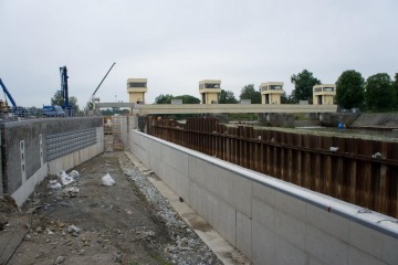 Výroba a montáž ochranných konstrukcí v plavební komoře na řece Vltavě v Hluboké nad Vltavou – 30 tun ocelových konstrukcí opatřených kvalitním vícevrstvým nátěrem.